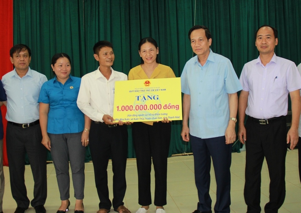 Bộ trưởng Đào Ngọc Dung thăm và tặng quà đồng bào vùng lũ huyện Quan Sơn - 4 Bộ trưởng Đào Ngọc Dung thăm và tặng quà đồng bào vùng lũ huyện Quan Sơn - 4