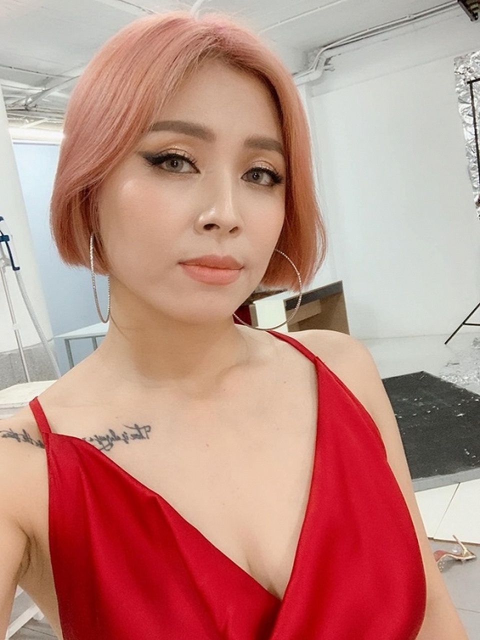 Nữ MC “Chúng tôi là chiến sĩ” gây tranh cãi khi thay đổi dung mạo - 7 Nữ MC “Chúng tôi là chiến sĩ” gây tranh cãi khi thay đổi dung mạo - 7