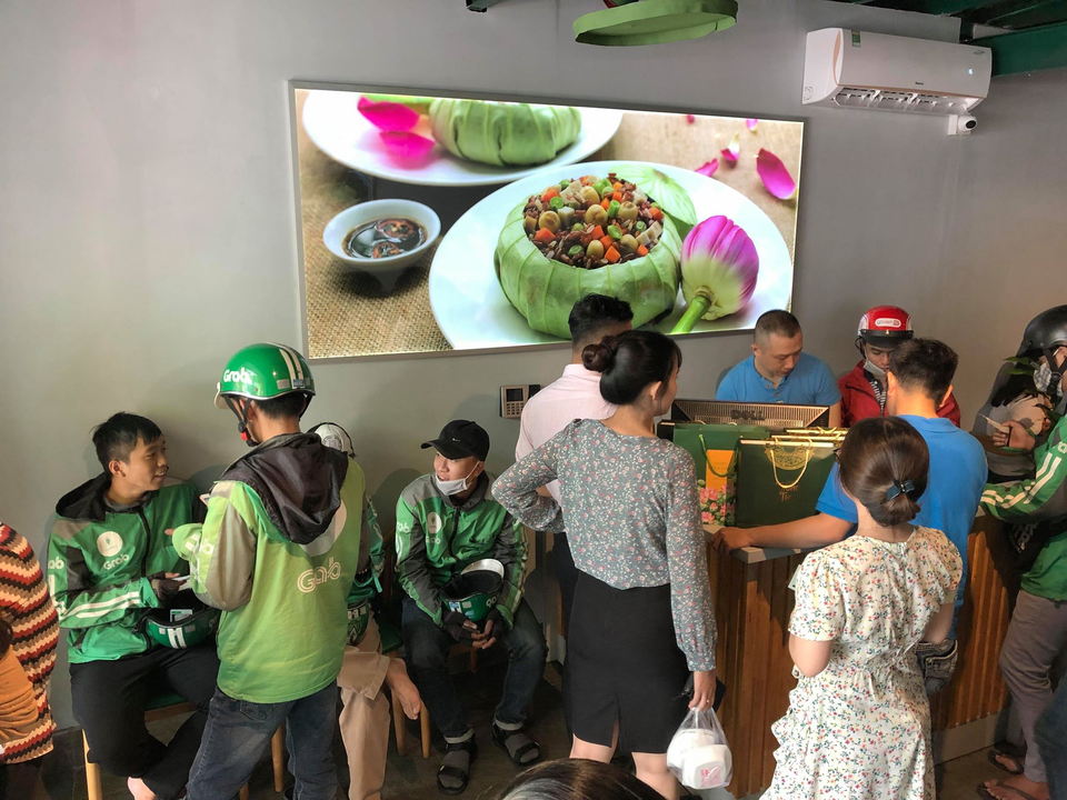 Tải app giao thức ăn, hàng quán hoa mắt vì... bán không xuể - 1 Tải app giao thức ăn, hàng quán hoa mắt vì... bán không xuể - 1