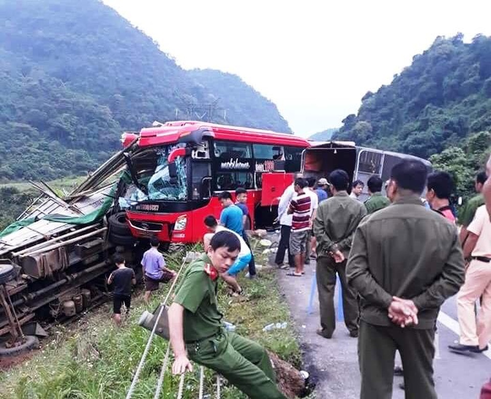 Tạm giữ tài xế xe khách tông xe tải khiến 2 người chết, 14 người bị thương - 3 Tạm giữ tài xế xe khách tông xe tải khiến 2 người chết, 14 người bị thương - 3
