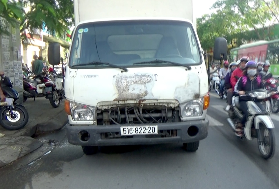 Bà bán xôi dạo chết thương tâm dưới bánh xe tải - 2 Bà bán xôi dạo chết thương tâm dưới bánh xe tải - 2