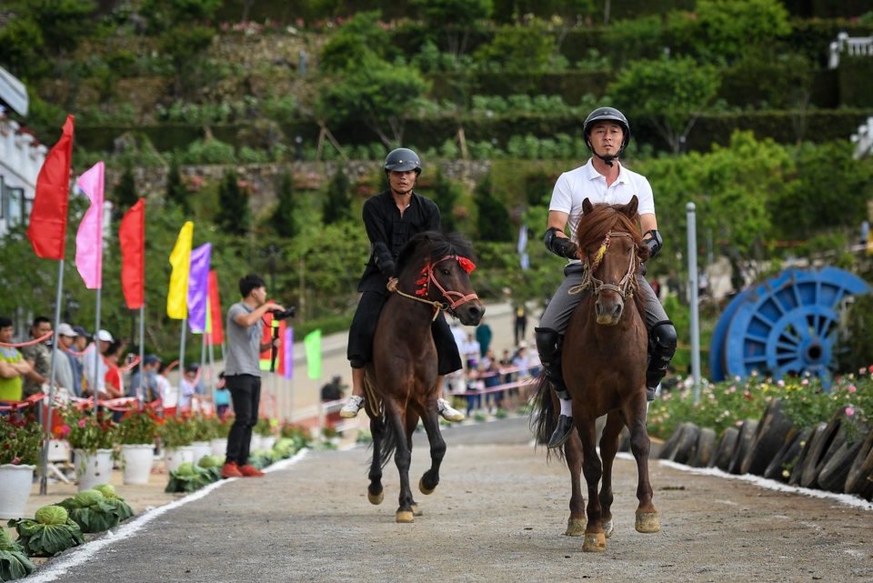 Sa Pa bắn pháo hoa tầm thấp và tổ chức Giải đua “Vó ngựa trên mây” lần 2 nhân dịp Quốc khánh - 2 Sa Pa bắn pháo hoa tầm thấp và tổ chức Giải đua “Vó ngựa trên mây” lần 2 nhân dịp Quốc khánh - 2