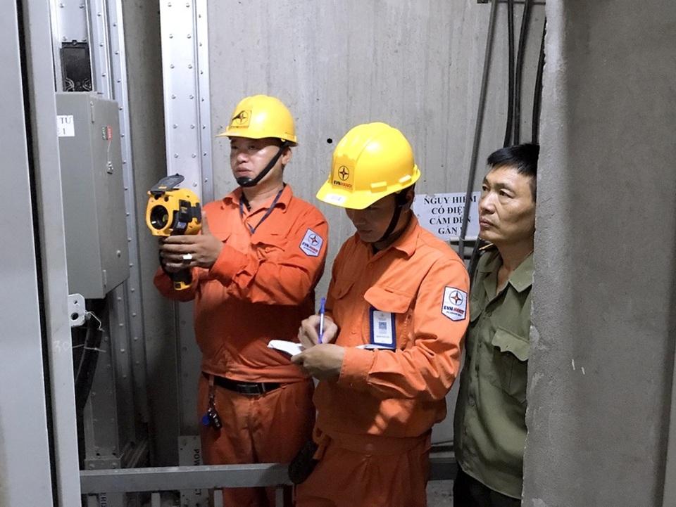 EVN HANOI đẩy mạnh tuyên truyền an toàn điện mùa mưa bão - 3 EVN HANOI đẩy mạnh tuyên truyền an toàn điện mùa mưa bão - 3