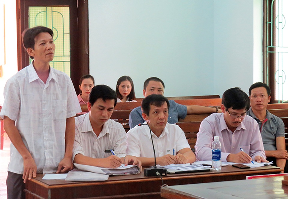 Quảng Bình: Huỷ quyết định “buộc thôi việc” cho một viên chức bị kỷ luật vì đánh bạc - 1 Quảng Bình: Huỷ quyết định “buộc thôi việc” cho một viên chức bị kỷ luật vì đánh bạc - 1