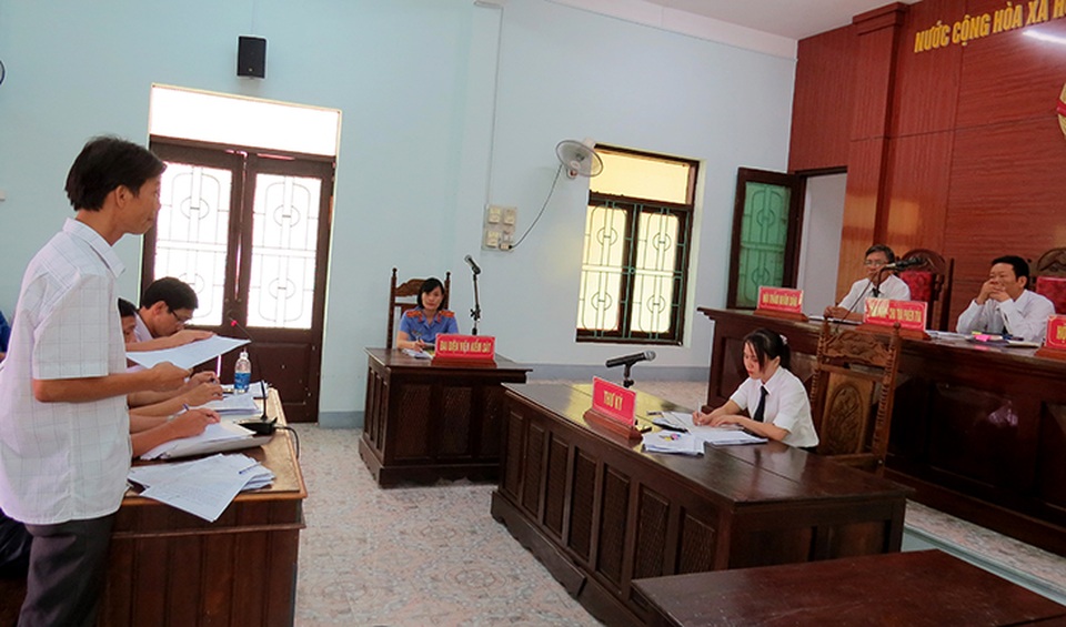 Quảng Bình: Huỷ quyết định “buộc thôi việc” cho một viên chức bị kỷ luật vì đánh bạc - 2 Quảng Bình: Huỷ quyết định “buộc thôi việc” cho một viên chức bị kỷ luật vì đánh bạc - 2