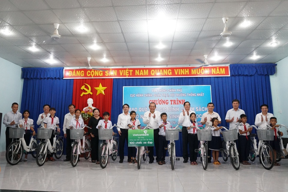 Phó Thủ tướng Trương Hoà Bình tặng quà gia đình chính sách, hộ nghèo - 1 Phó Thủ tướng Trương Hoà Bình tặng quà gia đình chính sách, hộ nghèo - 1