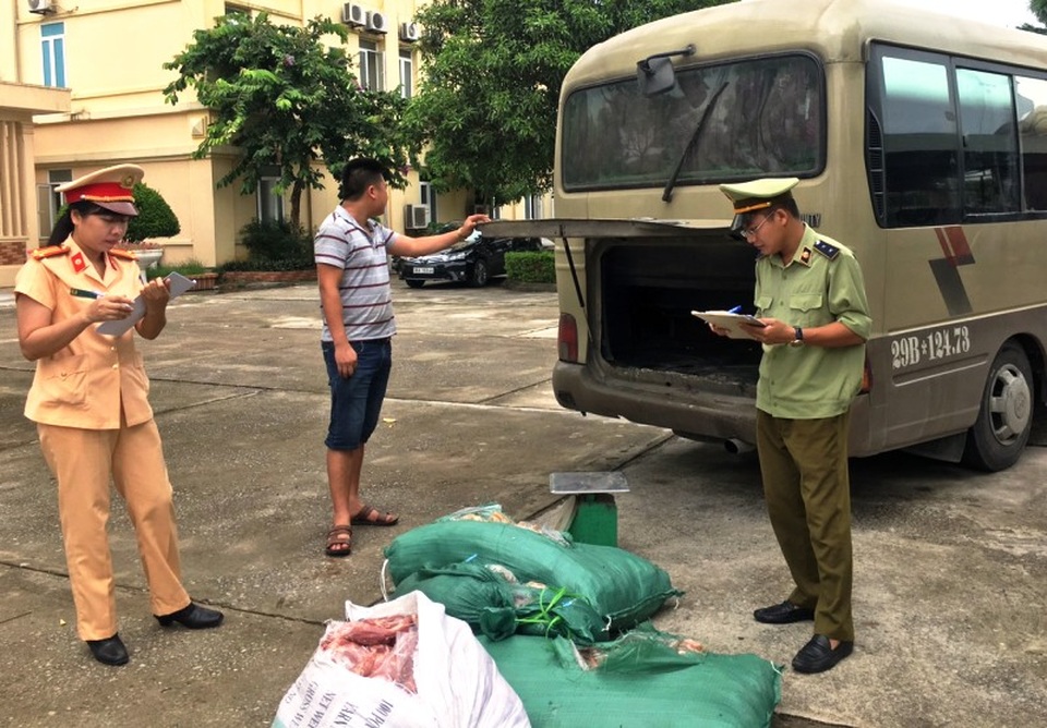 Phát hiện 2,6 tạ thịt, da lợn đã bốc mùi “làm thượng đế” trên xe khách - 1 Phát hiện 2,6 tạ thịt, da lợn đã bốc mùi “làm thượng đế” trên xe khách - 1