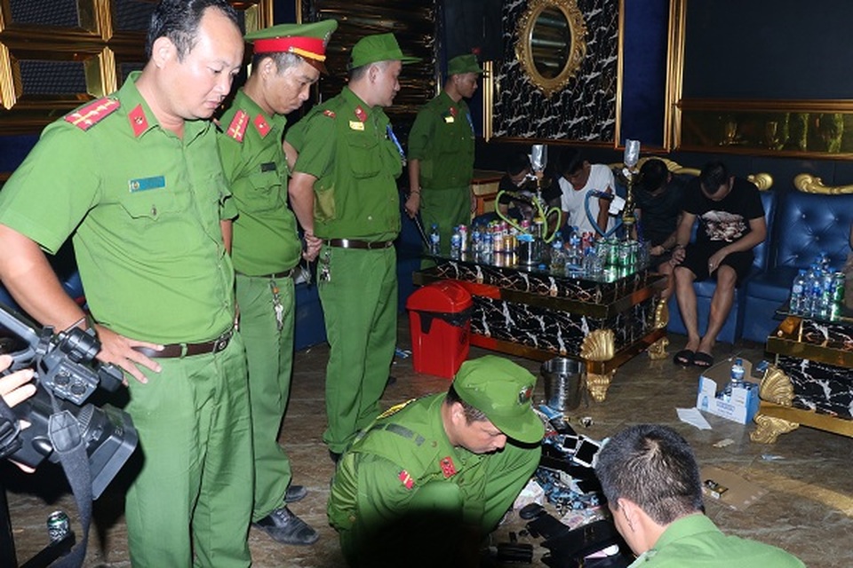 Mở tiệc ma túy trong quán Karaoke, hàng chục đối tượng bị bắt giữ - 2 Mở tiệc ma túy trong quán Karaoke, hàng chục đối tượng bị bắt giữ - 2