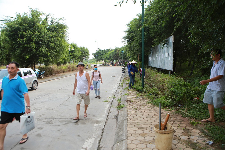 Hà Nội: Phát quang bụi rậm ở khu chung cư từng xuất hiện nhiều rắn độc - 11 Hà Nội: Phát quang bụi rậm ở khu chung cư từng xuất hiện nhiều rắn độc - 11
