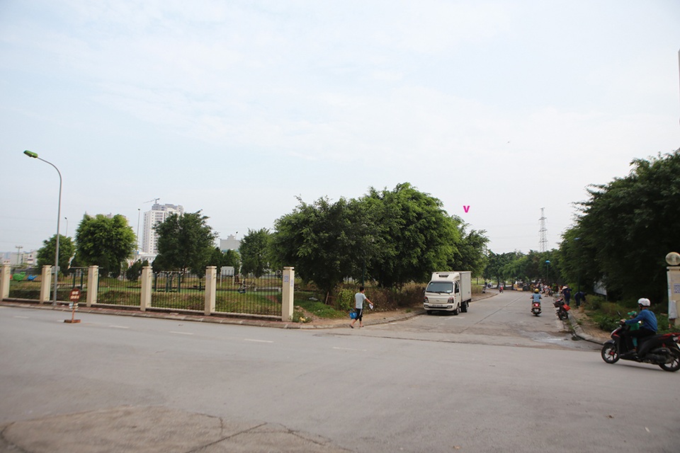Hà Nội: Phát quang bụi rậm ở khu chung cư từng xuất hiện nhiều rắn độc - 12 Hà Nội: Phát quang bụi rậm ở khu chung cư từng xuất hiện nhiều rắn độc - 12