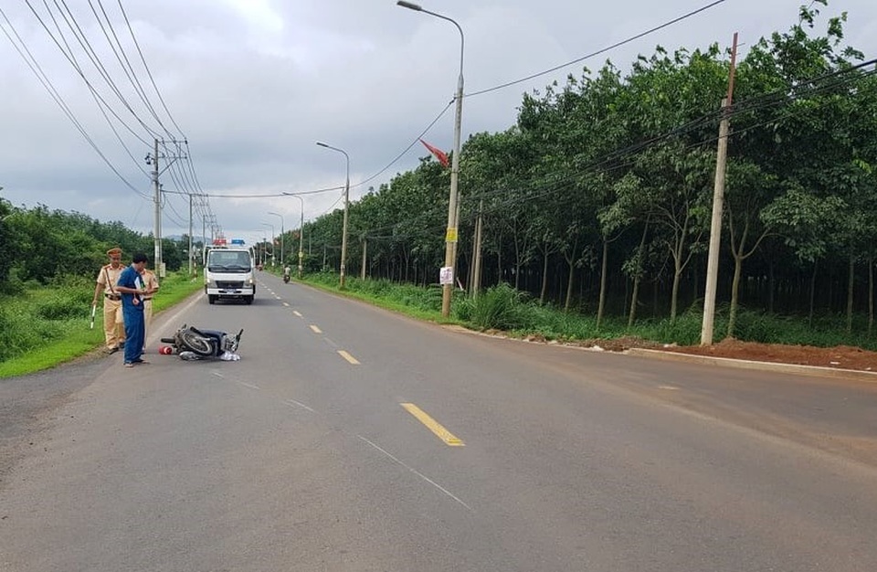 Bị dừng xe vì không đội mũ bảo hiểm, người đàn ông tông thằng vào CSGT - 1 Bị dừng xe vì không đội mũ bảo hiểm, người đàn ông tông thằng vào CSGT - 1