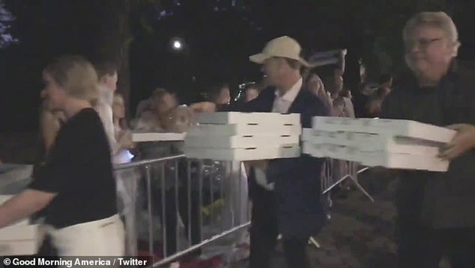 Bố của Taylor Swift phát pizza cho người hâm mộ - 2