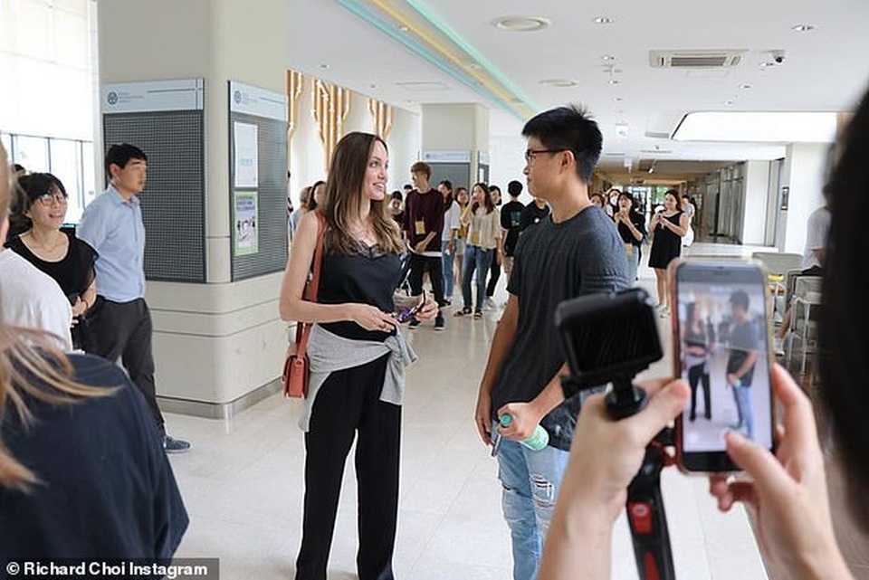 Angelina Jolie xúc động khi đưa Maddox sang Hàn quốc học đại học - 3 Angelina Jolie xúc động khi đưa Maddox sang Hàn quốc học đại học - 3