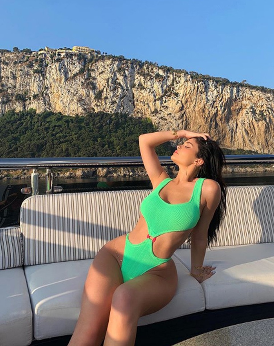 Kylie Jenner diện váy ngắn, khoe ngực đầy trên phố - 6 Kylie Jenner diện váy ngắn, khoe ngực đầy trên phố - 6