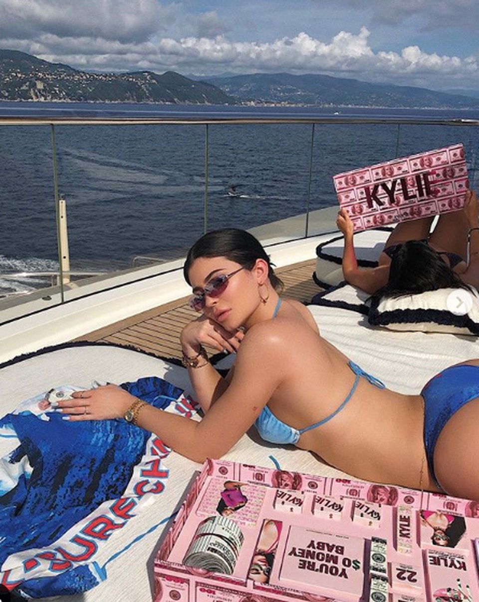 Kylie Jenner diện váy ngắn, khoe ngực đầy trên phố - 7 Kylie Jenner diện váy ngắn, khoe ngực đầy trên phố - 7