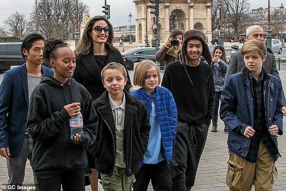Angelina Jolie xúc động khi đưa Maddox sang Hàn quốc học đại học - 9 Angelina Jolie xúc động khi đưa Maddox sang Hàn quốc học đại học - 9