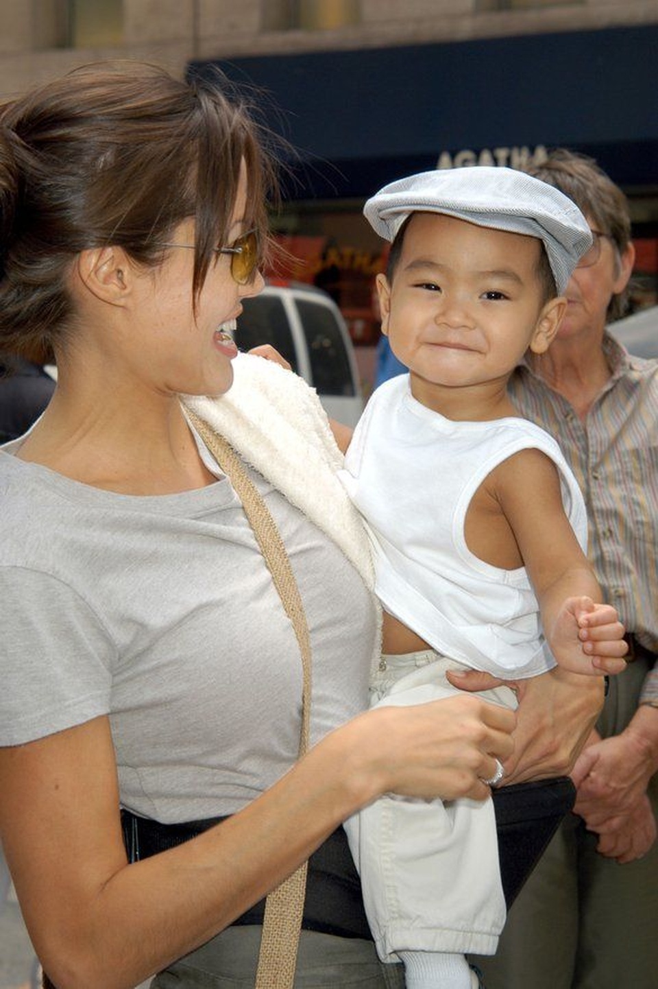 Angelina Jolie xúc động khi đưa Maddox sang Hàn quốc học đại học - 6 Angelina Jolie xúc động khi đưa Maddox sang Hàn quốc học đại học - 6