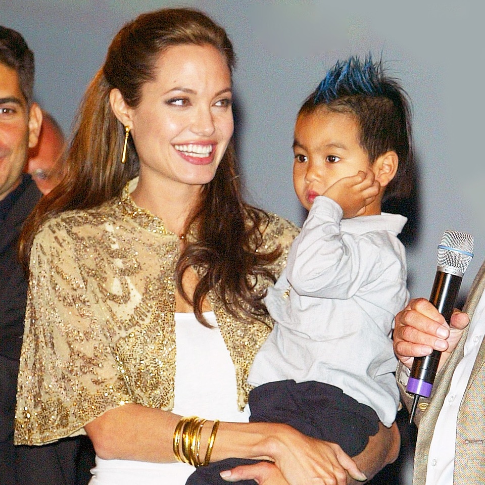 Angelina Jolie xúc động khi đưa Maddox sang Hàn quốc học đại học - 5 Angelina Jolie xúc động khi đưa Maddox sang Hàn quốc học đại học - 5