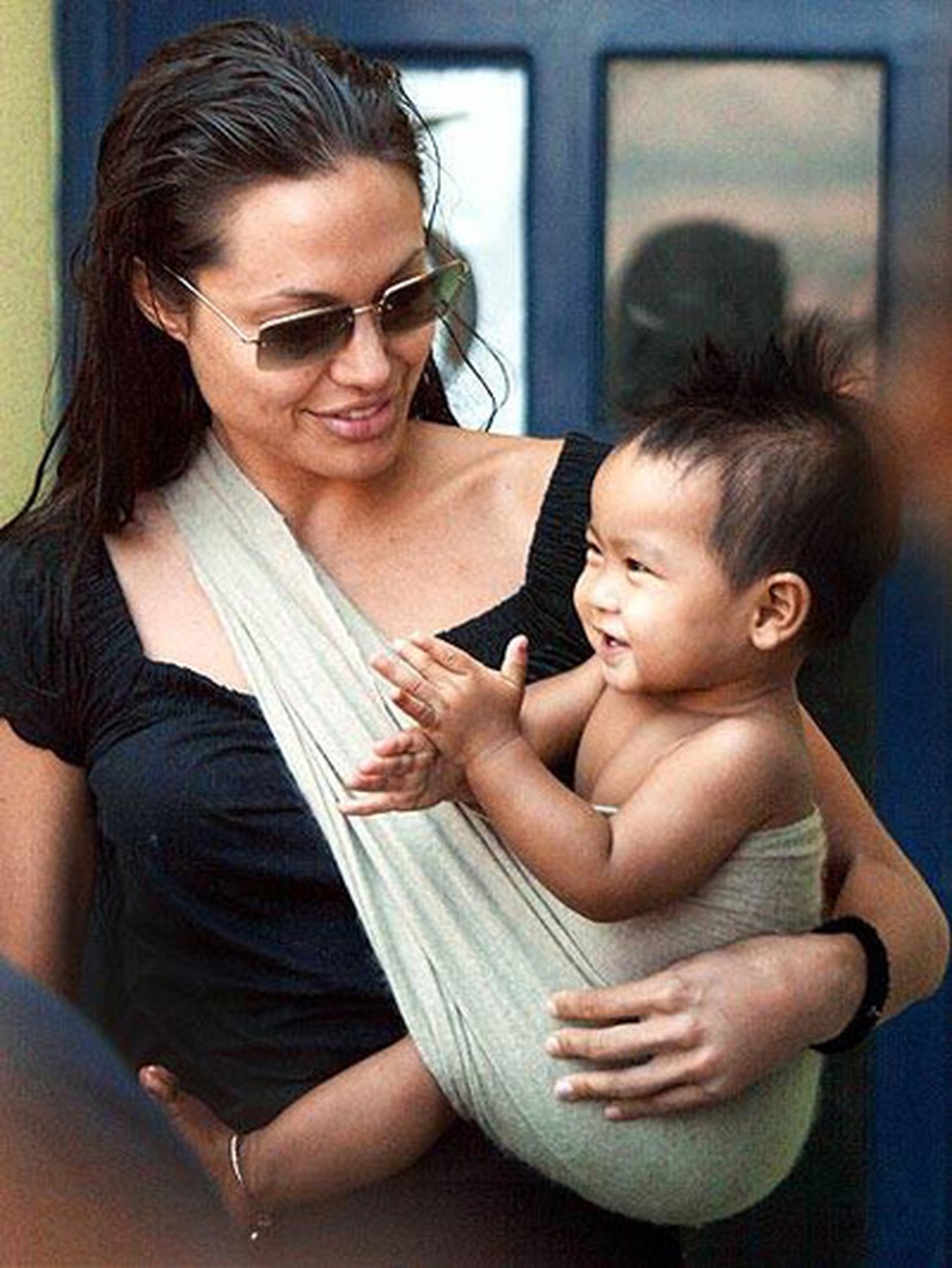 Angelina Jolie xúc động khi đưa Maddox sang Hàn quốc học đại học - 7 Angelina Jolie xúc động khi đưa Maddox sang Hàn quốc học đại học - 7
