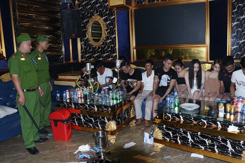Mở tiệc ma túy trong quán Karaoke, hàng chục đối tượng bị bắt giữ - 1 Mở tiệc ma túy trong quán Karaoke, hàng chục đối tượng bị bắt giữ - 1
