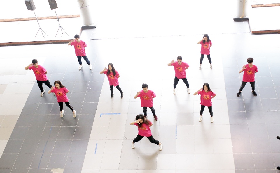 Top 10 Đại sứ trường Ams cùng nhảy flashmob đón tân binh - 1 Top 10 Đại sứ trường Ams cùng nhảy flashmob đón tân binh - 1