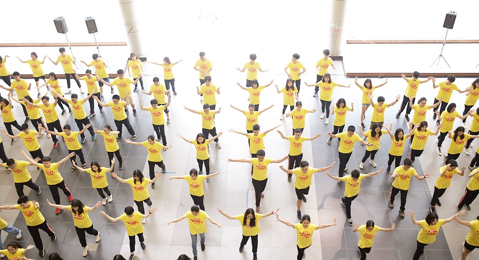Top 10 Đại sứ trường Ams cùng nhảy flashmob đón tân binh - 9 Top 10 Đại sứ trường Ams cùng nhảy flashmob đón tân binh - 9