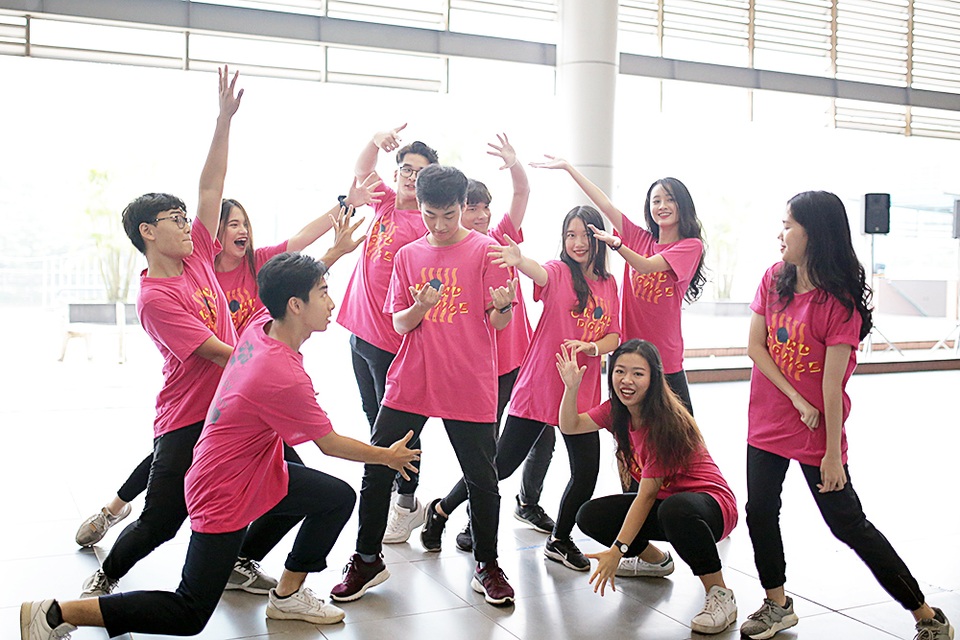 Top 10 Đại sứ trường Ams cùng nhảy flashmob đón tân binh - 3 Top 10 Đại sứ trường Ams cùng nhảy flashmob đón tân binh - 3