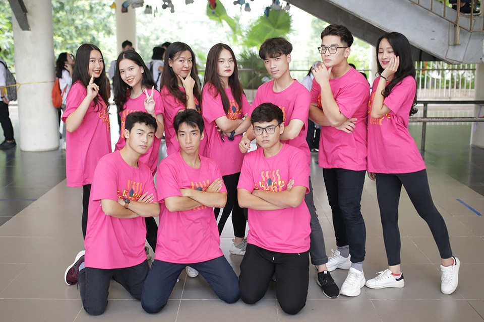 Top 10 Đại sứ trường Ams cùng nhảy flashmob đón tân binh - 4 Top 10 Đại sứ trường Ams cùng nhảy flashmob đón tân binh - 4