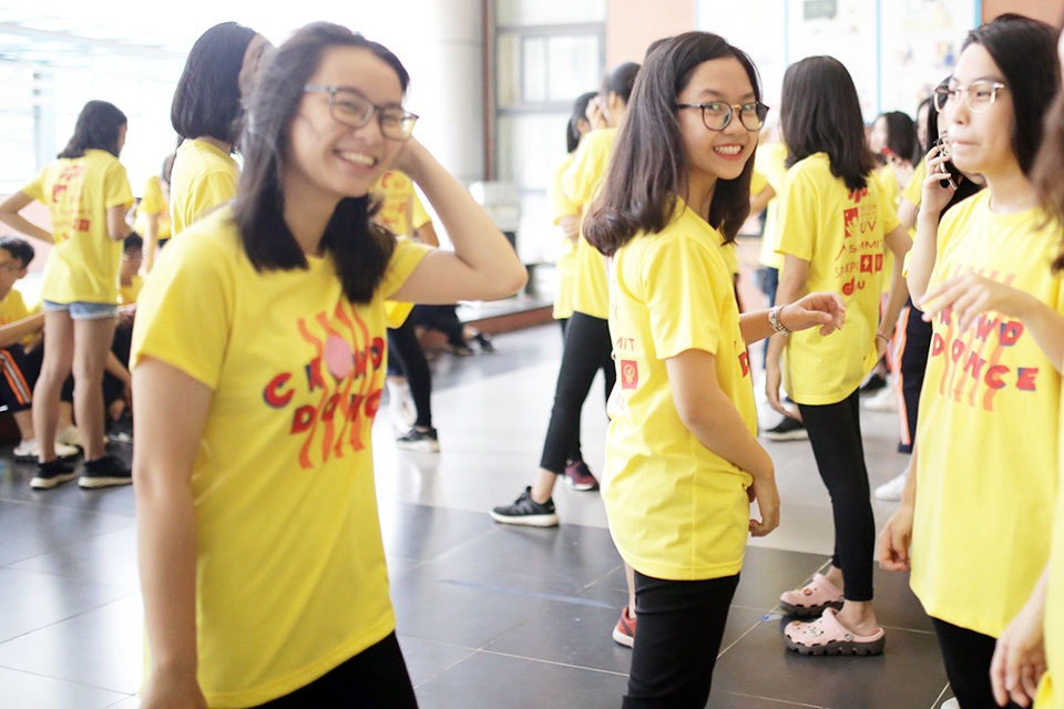 Top 10 Đại sứ trường Ams cùng nhảy flashmob đón tân binh - 5 Top 10 Đại sứ trường Ams cùng nhảy flashmob đón tân binh - 5