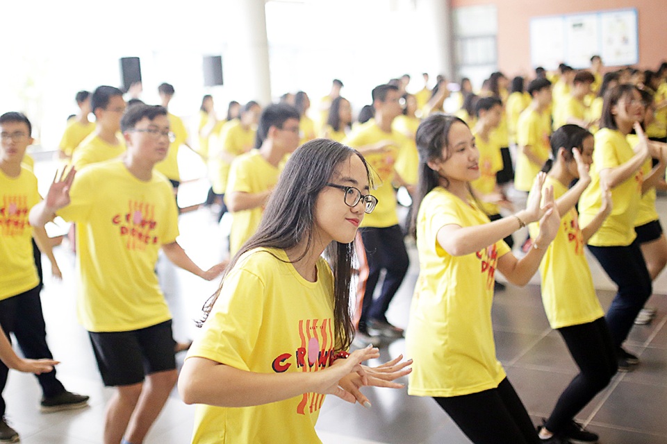 Top 10 Đại sứ trường Ams cùng nhảy flashmob đón tân binh - 6 Top 10 Đại sứ trường Ams cùng nhảy flashmob đón tân binh - 6