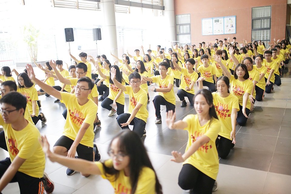 Top 10 Đại sứ trường Ams cùng nhảy flashmob đón tân binh - 7 Top 10 Đại sứ trường Ams cùng nhảy flashmob đón tân binh - 7