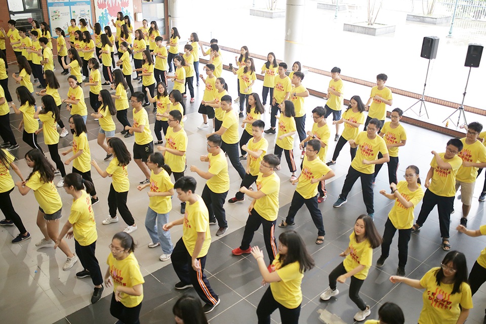 Top 10 Đại sứ trường Ams cùng nhảy flashmob đón tân binh - 8 Top 10 Đại sứ trường Ams cùng nhảy flashmob đón tân binh - 8