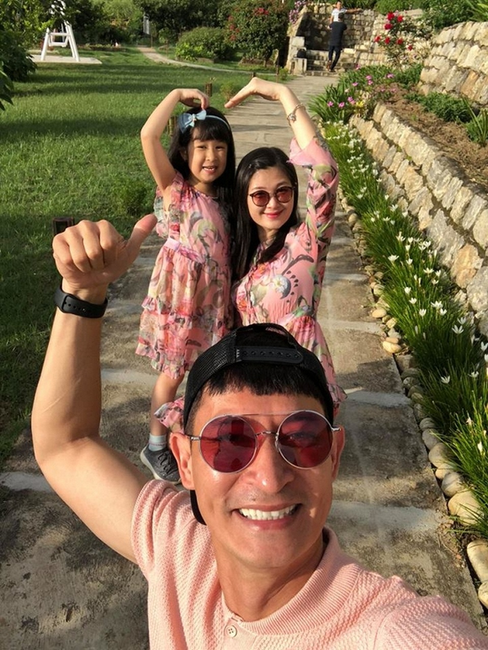 Thủy Tiên thấm thía “kiếp đẻ thuê”, Mạc Anh Thư “cay cú” con gái chỉ viết về ba - 7 Thủy Tiên thấm thía “kiếp đẻ thuê”, Mạc Anh Thư “cay cú” con gái chỉ viết về ba - 7