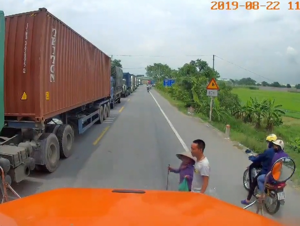 Hành động nghĩa hiệp của tài xế container khiến dân mạng thán phục - 1 Hành động nghĩa hiệp của tài xế container khiến dân mạng thán phục - 1