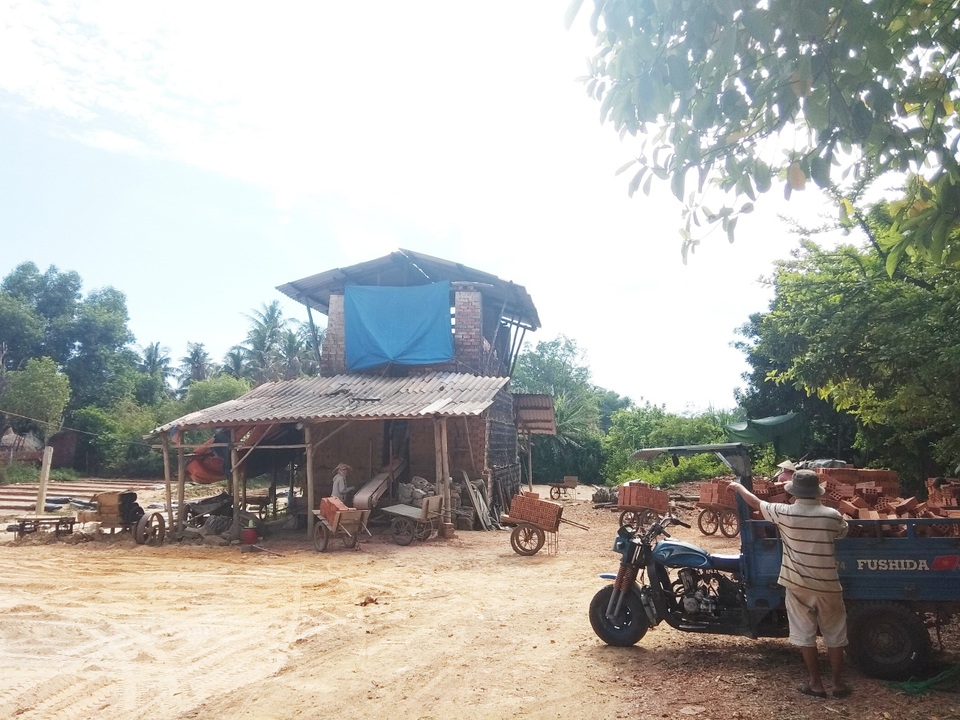 Quảng Ngãi: Không dễ tìm việc cho gần 1.000 lao động làm gạch thủ công - 1 Quảng Ngãi: Không dễ tìm việc cho gần 1.000 lao động làm gạch thủ công - 1