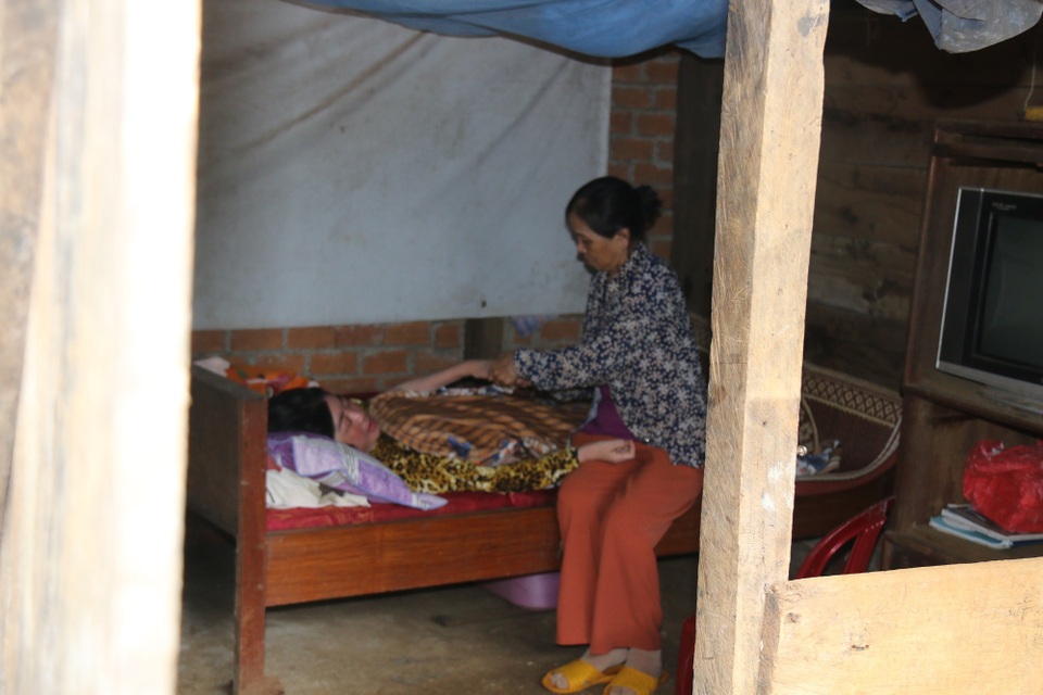 Cuộc sống bất hạnh của cô giáo khiến cha già 70 tuổi vác búa tạ đi phá đá kiếm tiền nuôi con - 9 Cuộc sống bất hạnh của cô giáo khiến cha già 70 tuổi vác búa tạ đi phá đá kiếm tiền nuôi con - 9
