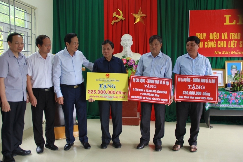 Trao bằng Tổ quốc ghi công tới gia đình liệt sĩ Thao Văn Súa - 7 Trao bằng Tổ quốc ghi công tới gia đình liệt sĩ Thao Văn Súa - 7