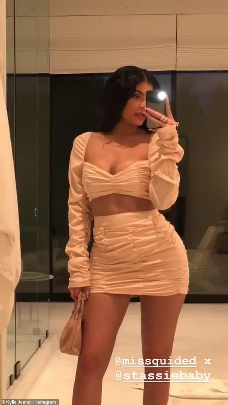 Kylie Jenner diện váy ngắn, khoe ngực đầy trên phố - 2 Kylie Jenner diện váy ngắn, khoe ngực đầy trên phố - 2