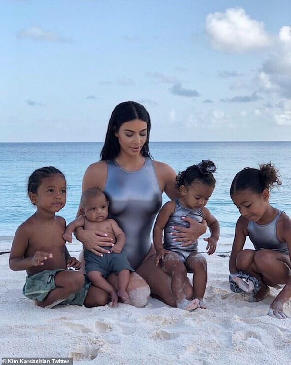 Kim Kardashian và em gái bốc lửa trên biển - 1 Kim Kardashian và em gái bốc lửa trên biển - 1
