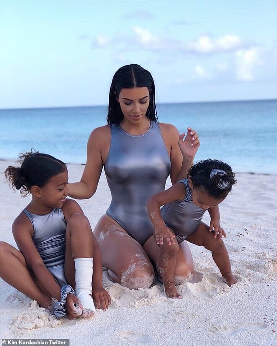 Kim Kardashian và em gái bốc lửa trên biển - 2 Kim Kardashian và em gái bốc lửa trên biển - 2