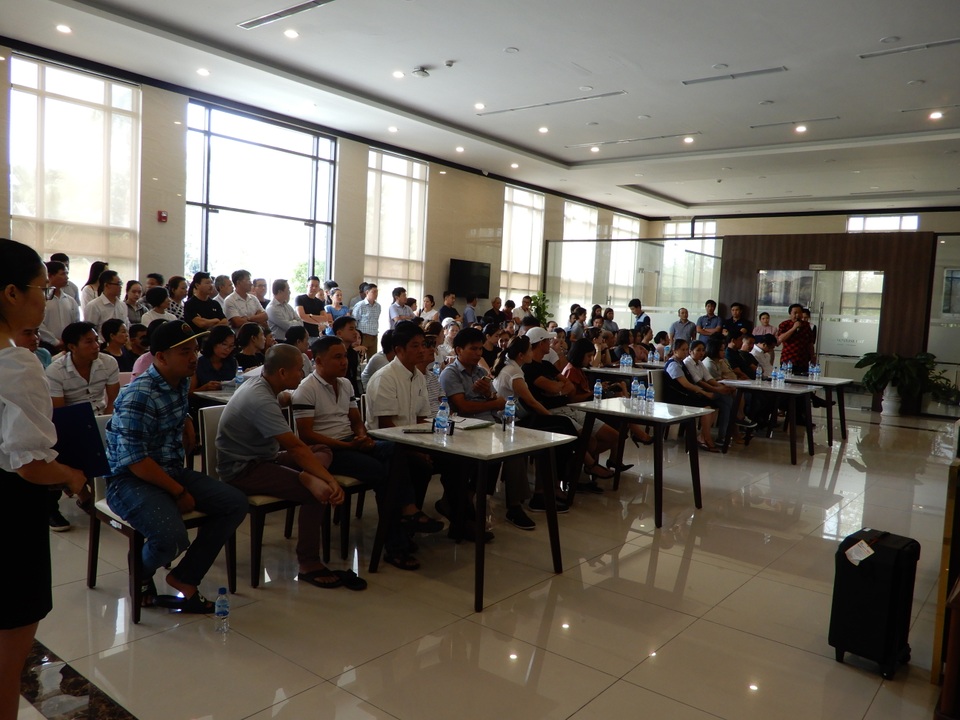 Hàng trăm khách hàng bức xúc vì vẫn chưa thể đòi được nhà tại dự án liên quan đến Vũ “nhôm” - 1 Hàng trăm khách hàng bức xúc vì vẫn chưa thể đòi được nhà tại dự án liên quan đến Vũ “nhôm” - 1