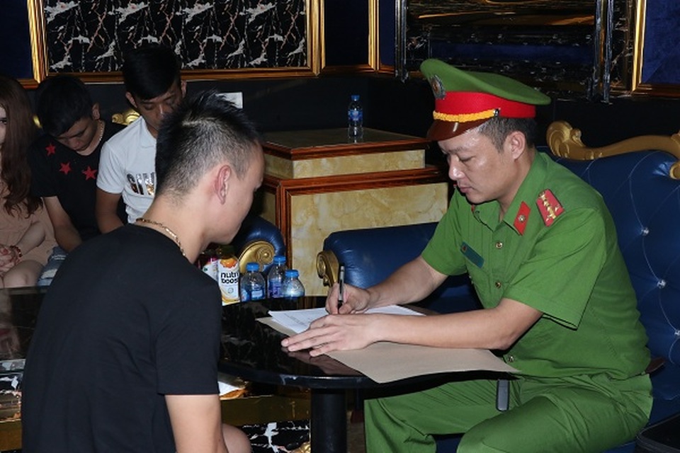 Mở tiệc ma túy trong quán Karaoke, hàng chục đối tượng bị bắt giữ - 4 Mở tiệc ma túy trong quán Karaoke, hàng chục đối tượng bị bắt giữ - 4