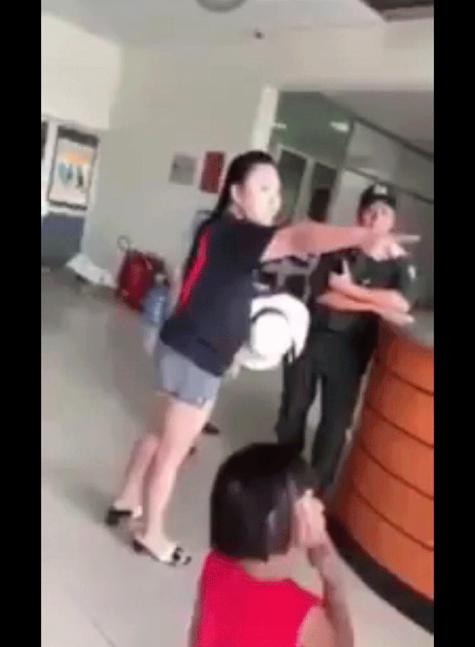 Đình chỉ công tác 30 ngày nữ công an “mạt sát” nhân viên hàng không - 1 Đình chỉ công tác 30 ngày nữ công an “mạt sát” nhân viên hàng không - 1