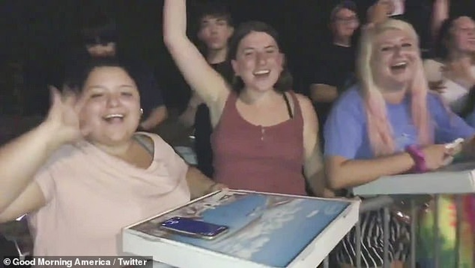 Bố của Taylor Swift phát pizza cho người hâm mộ - 5