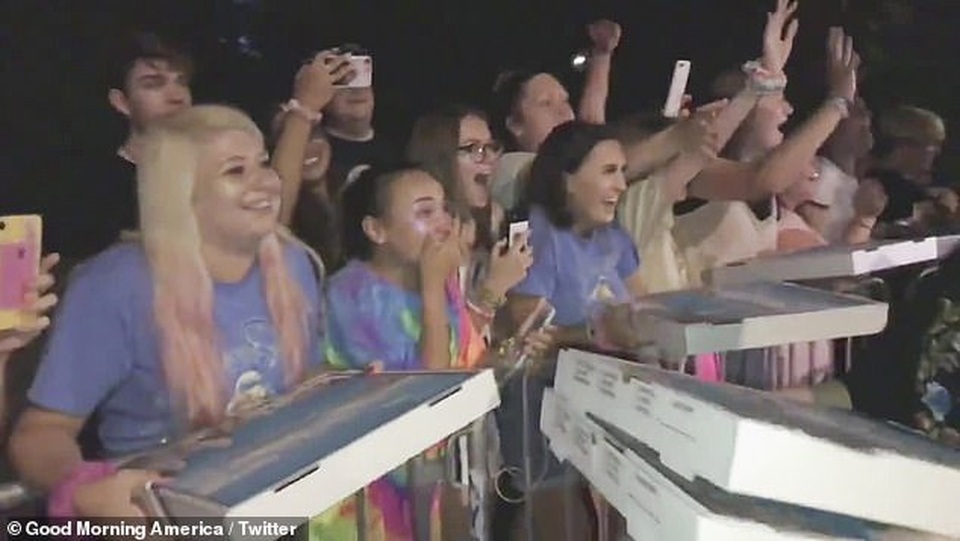 Bố của Taylor Swift phát pizza cho người hâm mộ - 3