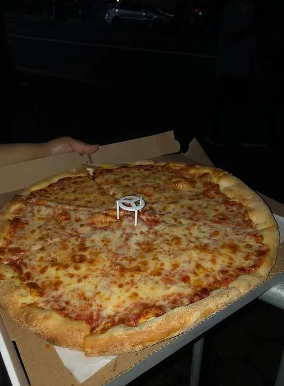 Bố của Taylor Swift phát pizza cho người hâm mộ - 4