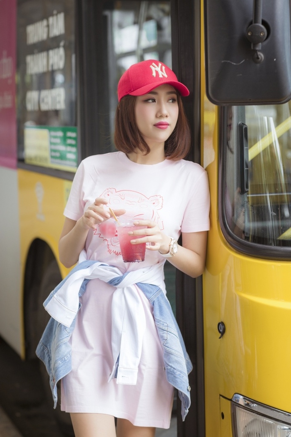 “Tình cũ” của Quốc Trường phanh áo khoe ngực đầy, eo thon như gái 18 - 4 “Tình cũ” của Quốc Trường phanh áo khoe ngực đầy, eo thon như gái 18 - 4