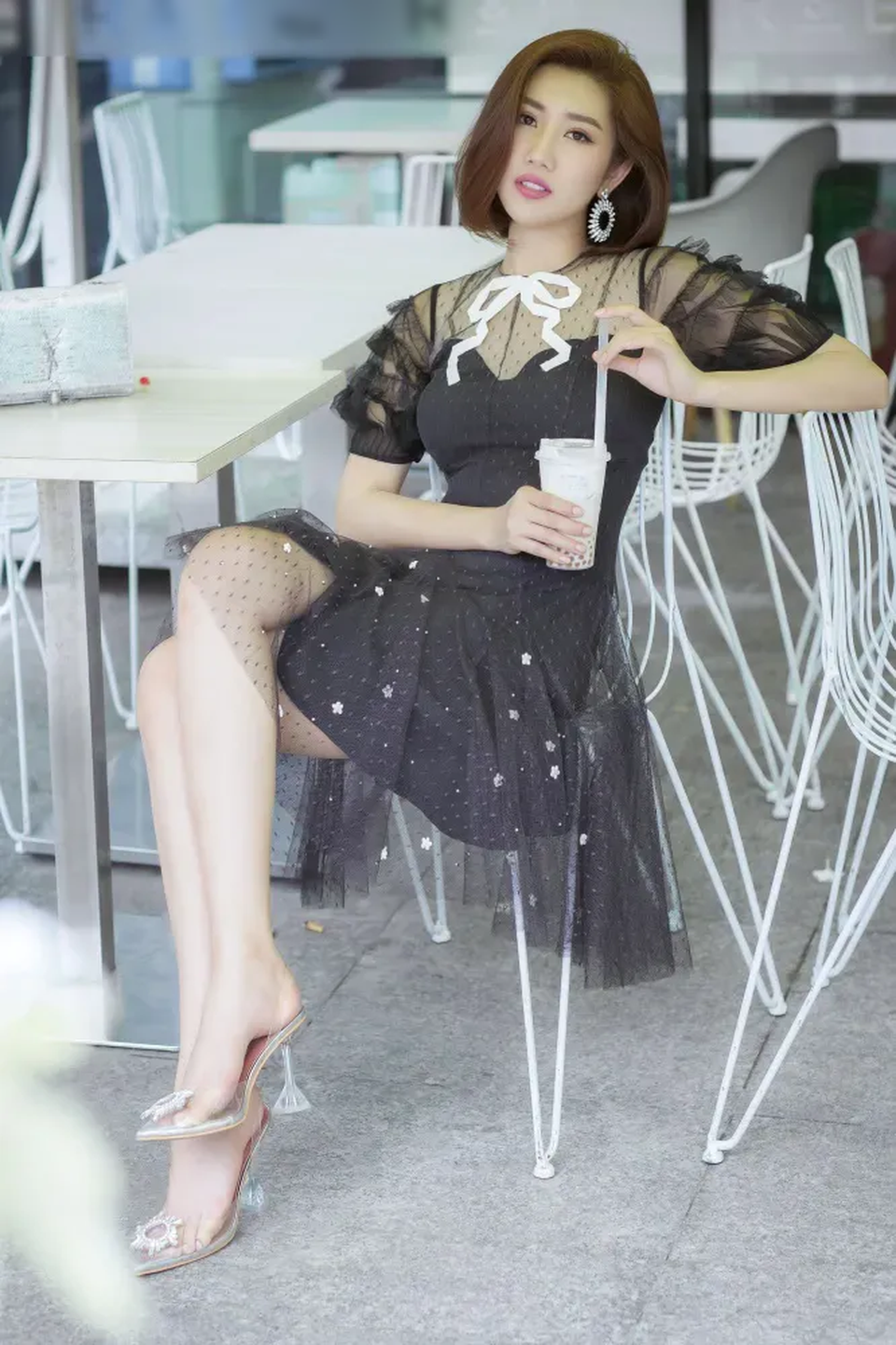 “Tình cũ” của Quốc Trường phanh áo khoe ngực đầy, eo thon như gái 18 - 9 “Tình cũ” của Quốc Trường phanh áo khoe ngực đầy, eo thon như gái 18 - 9