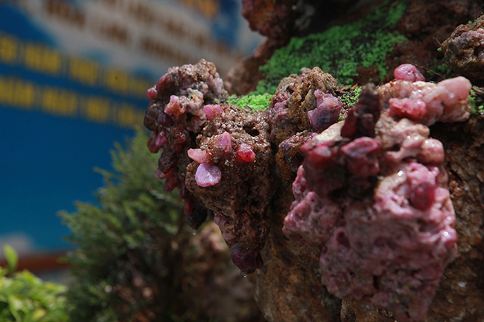 Tích góp đá quý nhiều năm rồi làm hòn non bộ khổng lồ, rao bán 2 tỷ đồng - 15 Tích góp đá quý nhiều năm rồi làm hòn non bộ khổng lồ, rao bán 2 tỷ đồng - 15