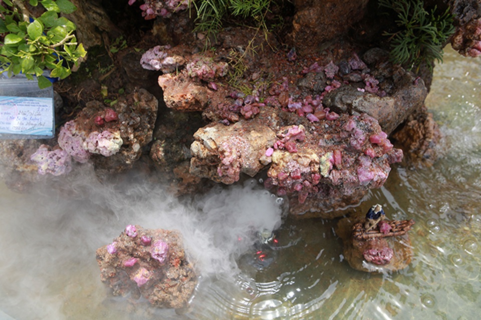 Tích góp đá quý nhiều năm rồi làm hòn non bộ khổng lồ, rao bán 2 tỷ đồng - 16 Tích góp đá quý nhiều năm rồi làm hòn non bộ khổng lồ, rao bán 2 tỷ đồng - 16